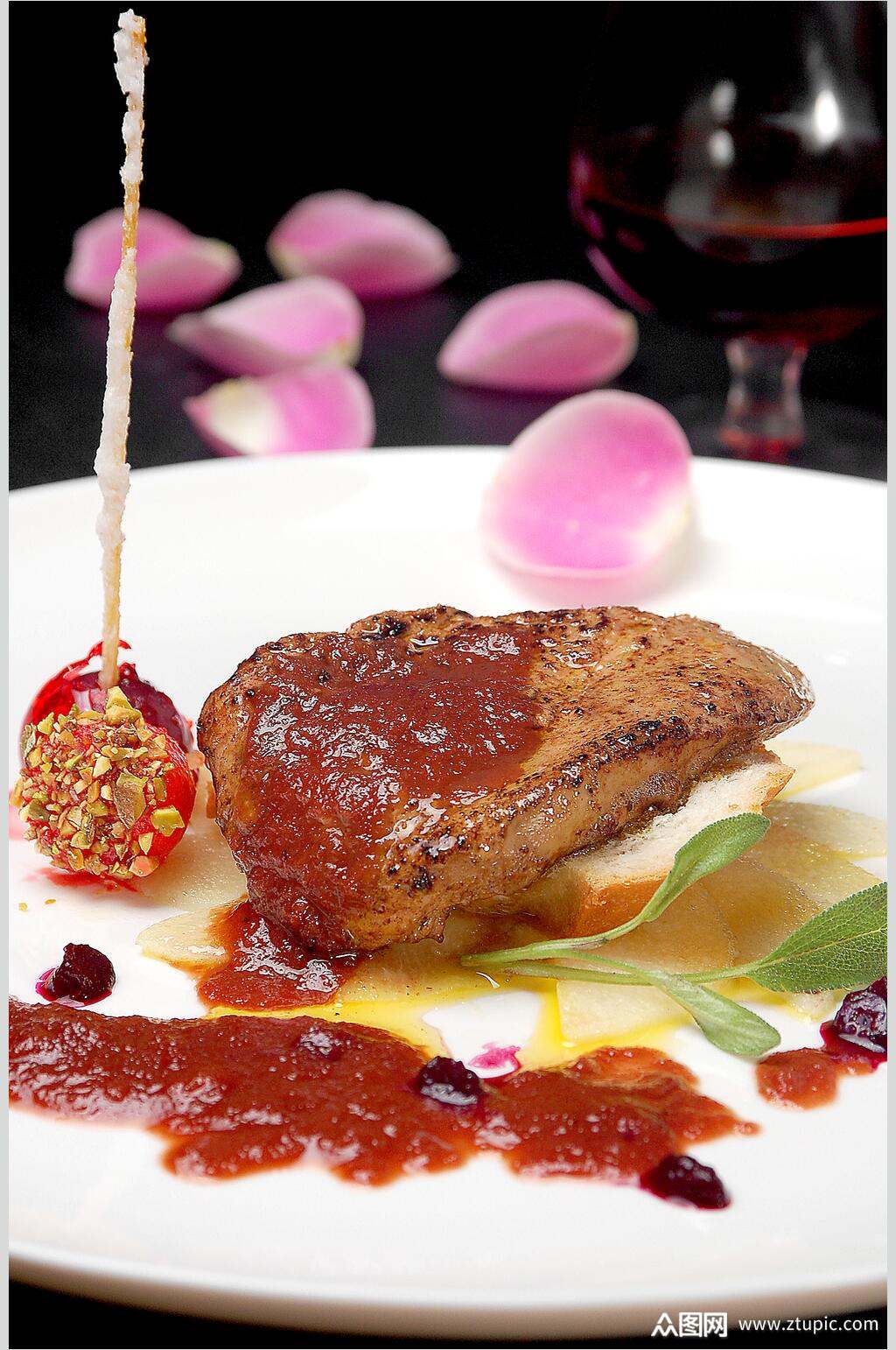 法式雪梨煎嫩鹅肝摄影图