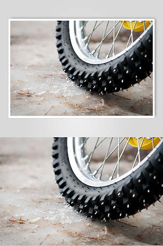 老旧自行车铆钉车轮摄影图片