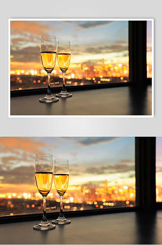 窗台香槟高脚杯高清图片