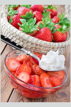 冰镇草莓水果沙拉食物实拍图片