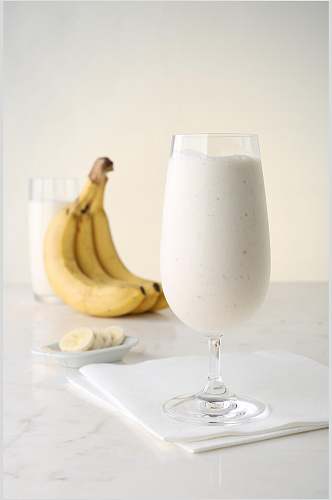 香蕉牛奶奶茶鲜果汁玻璃杯摄影图高清图片