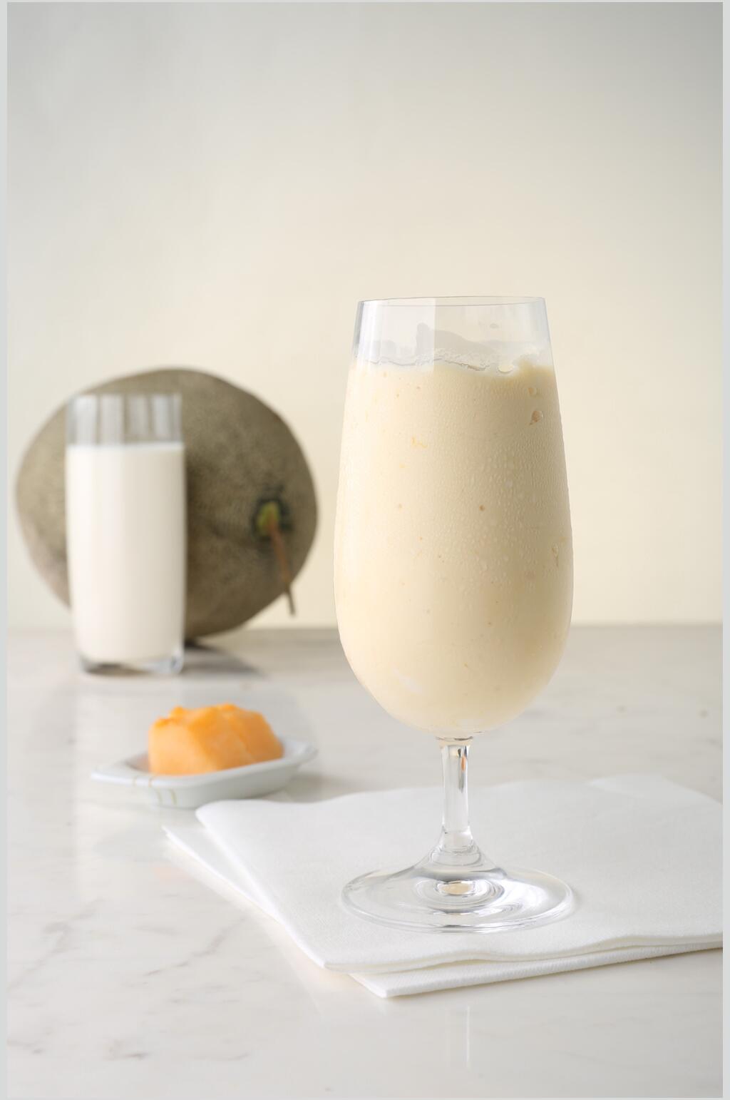 牛奶奶茶鲜果汁玻璃杯摄影图素材