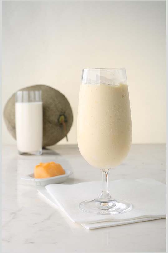 牛奶奶茶鲜果汁玻璃杯摄影图