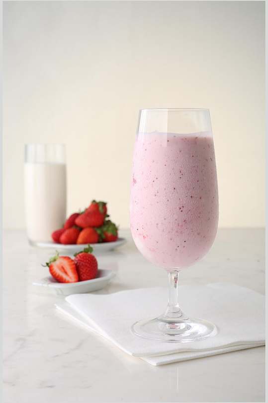 草莓牛奶奶茶鲜果汁玻璃杯摄影图高清图片