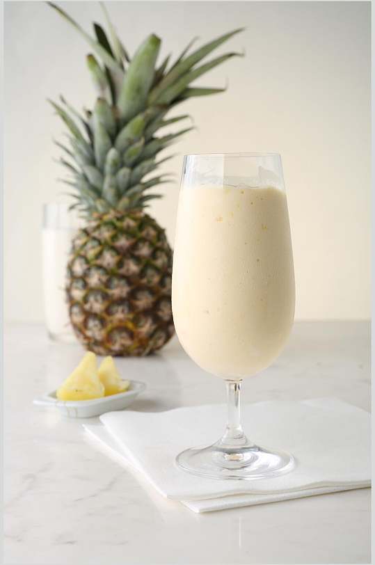 菠萝奶茶鲜果汁玻璃杯摄影图高清图片