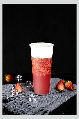 夏日冰凉鲜香草莓奶盖饮品摄影图