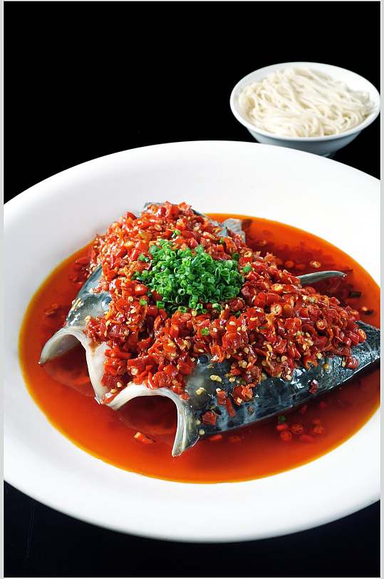 剁椒大鱼头食物图片
