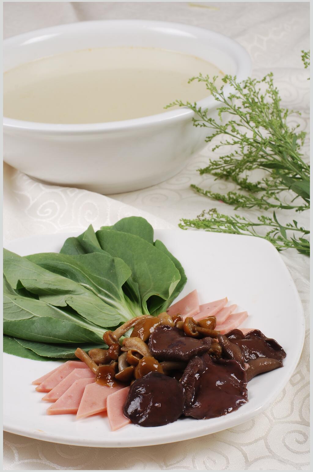 新鲜美味菌子汤图片素材