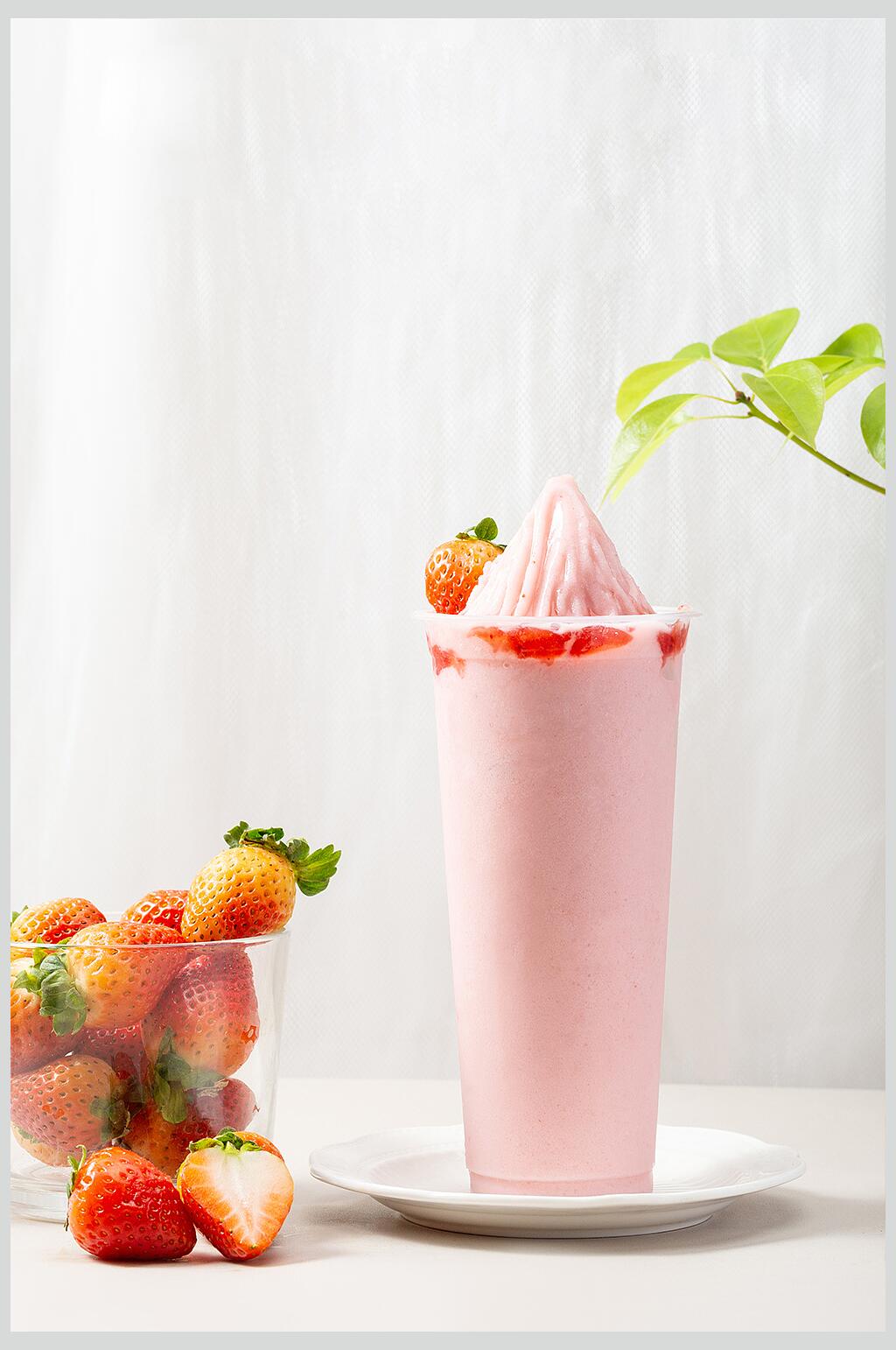 夏日冰凉美味草莓奶昔饮品摄影图
