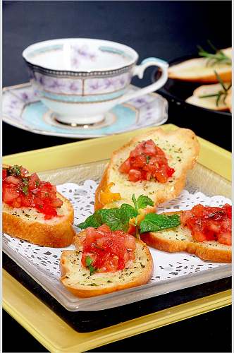香草蒜茸番茄烤面包美食图片