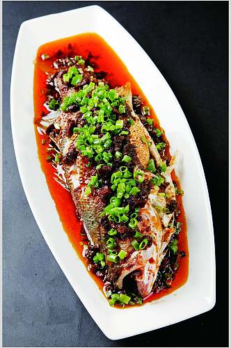 磨菇酱蒸鲈鱼食品菜摄影图片