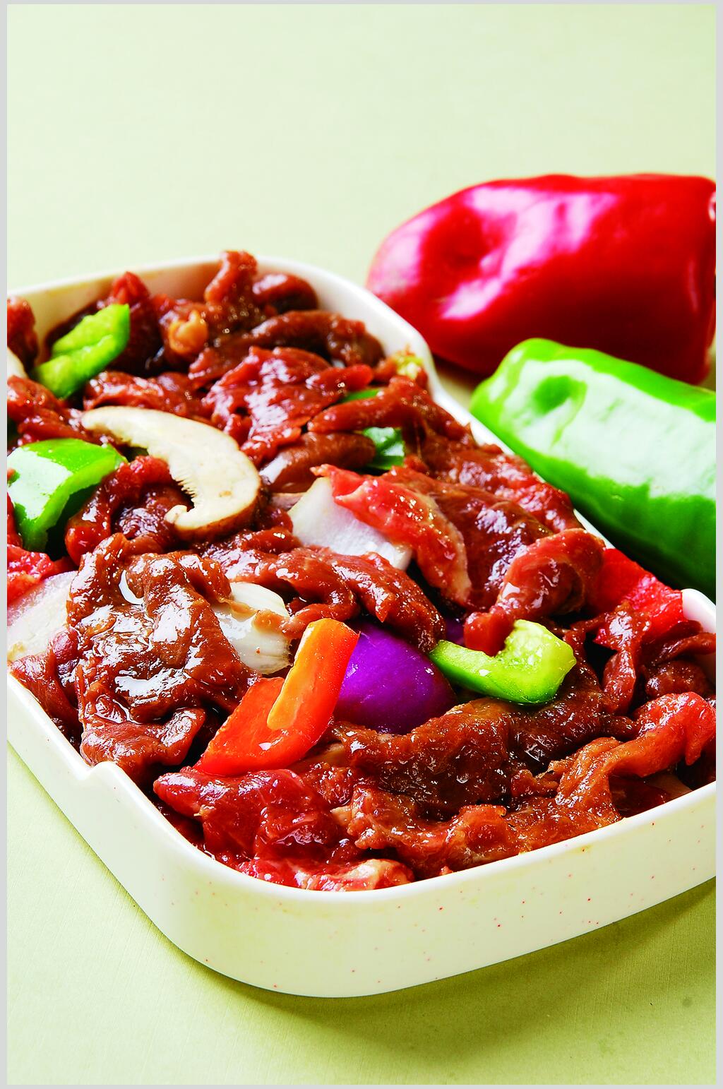 香菇拌牛肉食物摄影图片素材