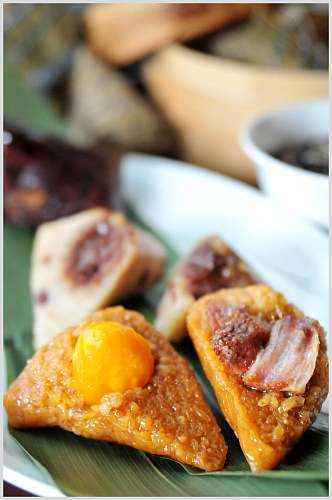 咸蛋黄鲜肉粽子食品图片