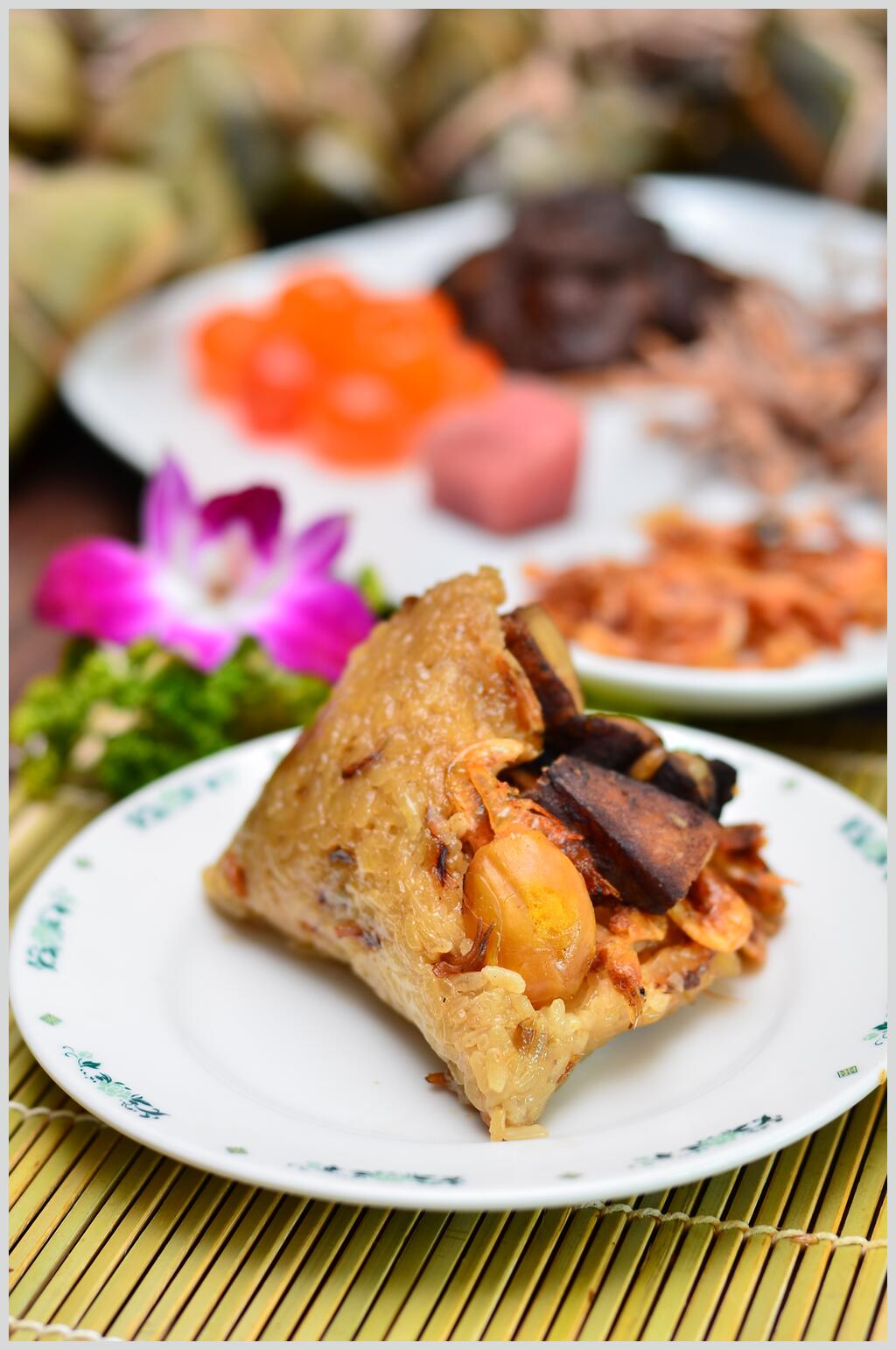 美味咸蛋黄鲜肉粽子美食图片素材
