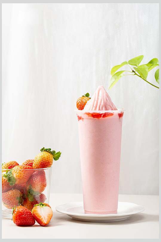 新鲜美味草莓冰沙奶茶食品高清图片