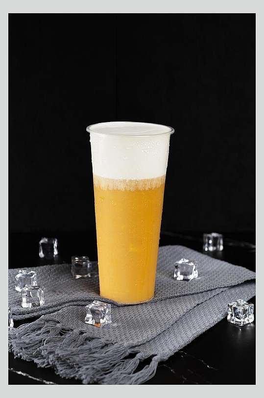 鲜香美味冰镇奶盖奶茶摄影图片