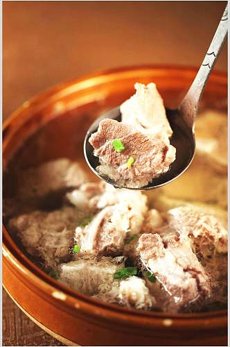 新鲜猪肉汤食物图片