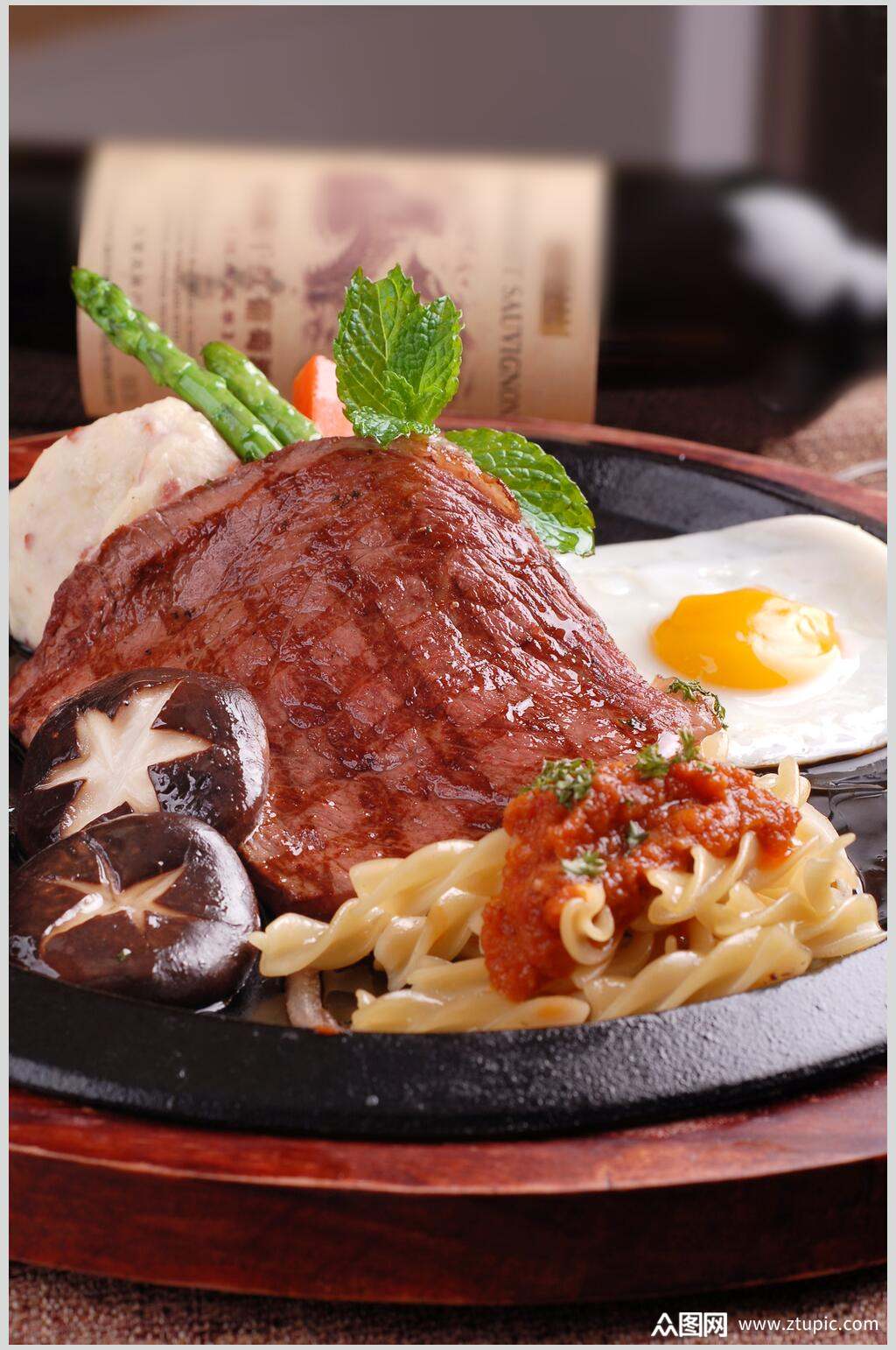 西餐牛排烧烤菜肴摄影图