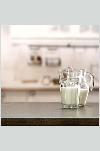 早餐纯白新鲜牛奶摄影图