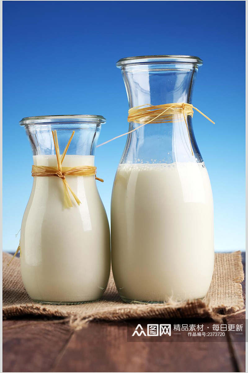 清新大小玻璃杯纯白新鲜牛奶摄影图素材