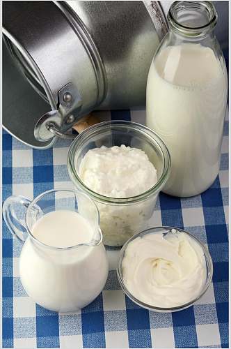 发酵纯白新鲜牛奶摄影图