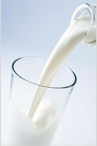早餐玻璃杯纯白新鲜牛奶摄影图