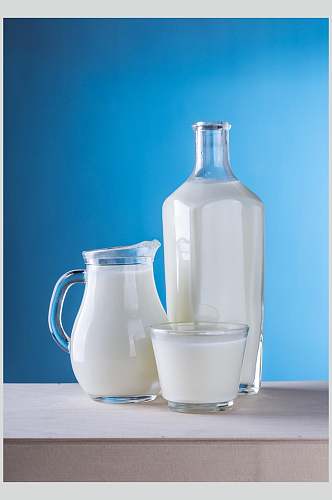 蓝底纯白新鲜牛奶摄影图