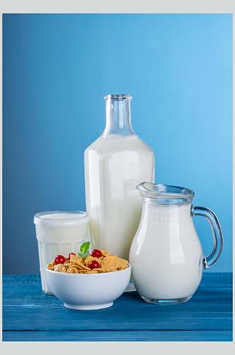 美味早餐纯白新鲜牛奶摄影图