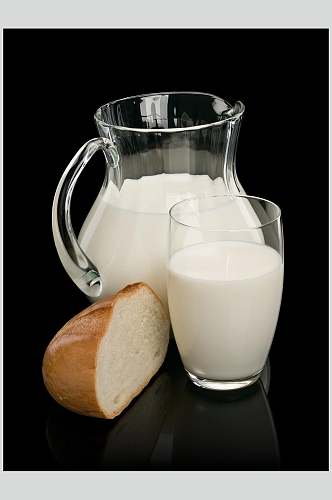 简约面包纯白新鲜牛奶摄影图