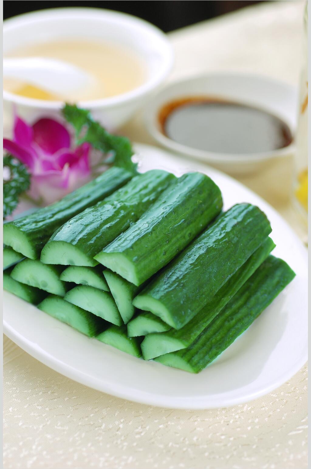 健康美味沾酱乳瓜食物高清图片素材
