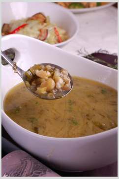 酸菜豆汤食物高清图片