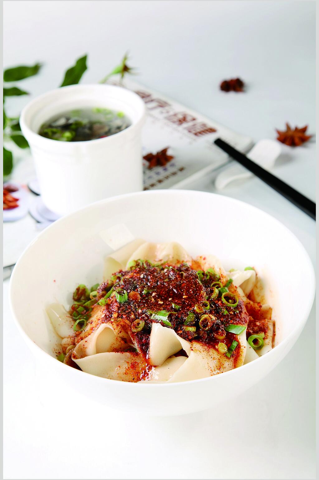 美味油泼辣子面含炖汤一份食物高清图片素材