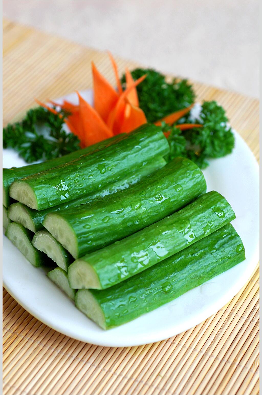沾酱小黄瓜鲜香食品摄影图片素材