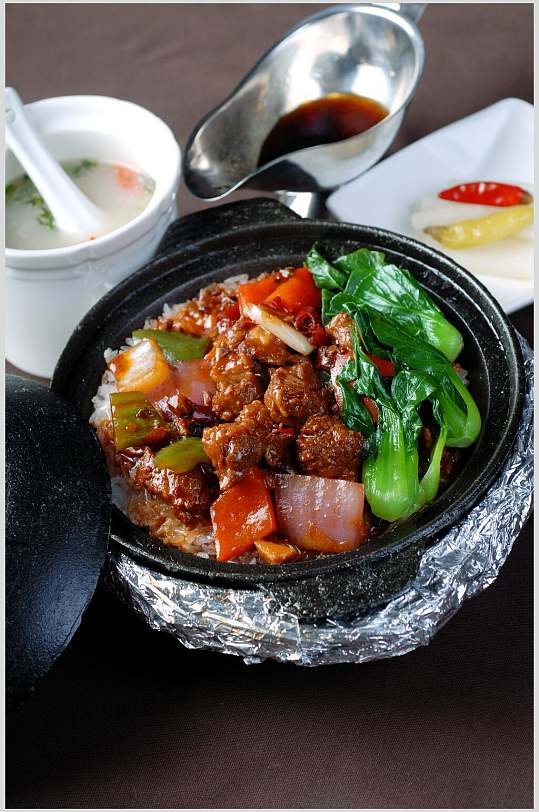 煲仔老干妈排骨煲仔饭图片