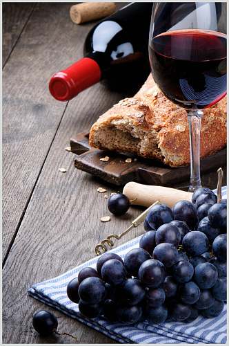 面包干红葡萄酒图片