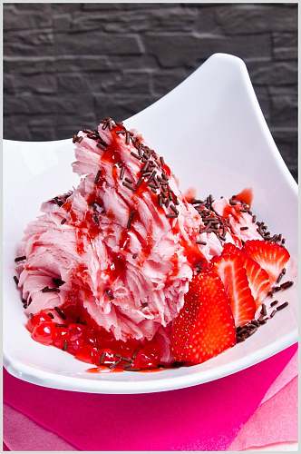 招牌新鲜草莓绵绵冰食品高清图片
