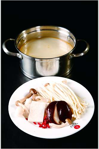 野山菌王锅食物图片