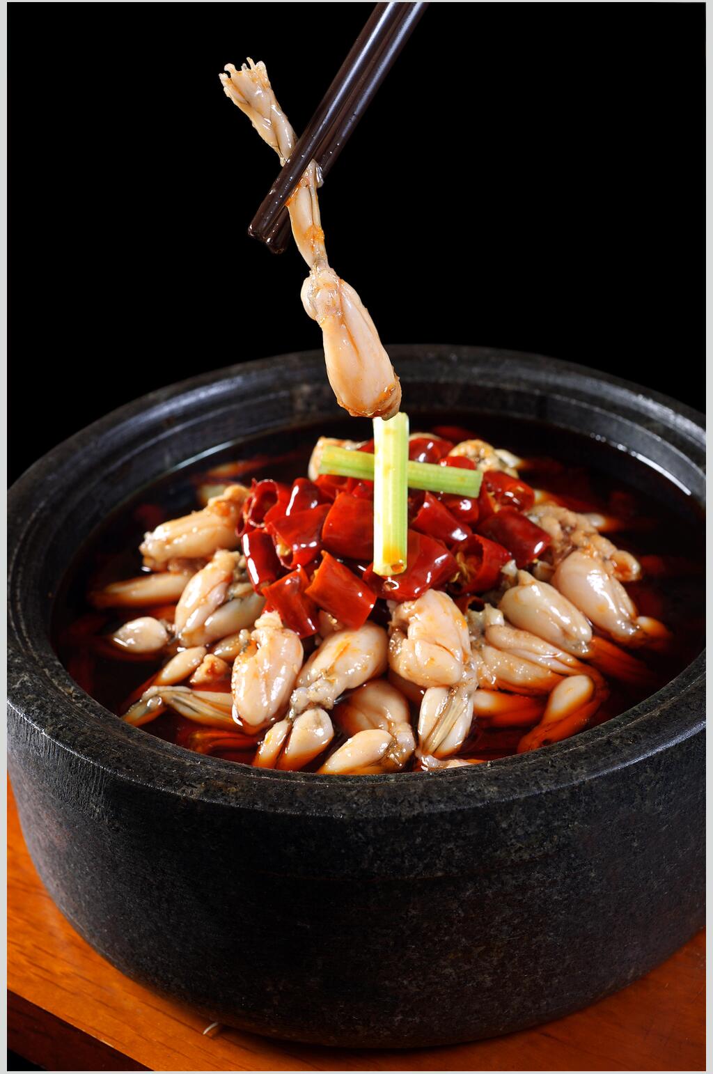 新鲜石锅芋香蛙食物高清图片素材