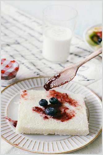 蓝莓酱面包西式糕点摄影图