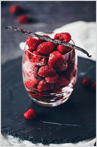 草莓西式糕点摄影图