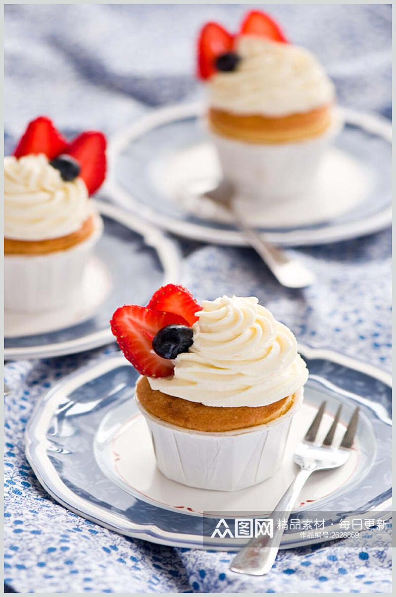 草莓奶油蛋糕西式糕点摄影图素材