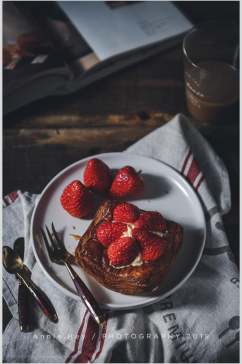 招牌草莓蛋糕西式糕点摄影图