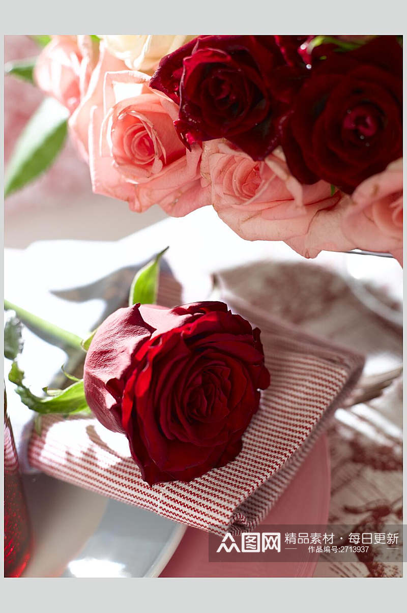 玫瑰红宴席烛台图片素材