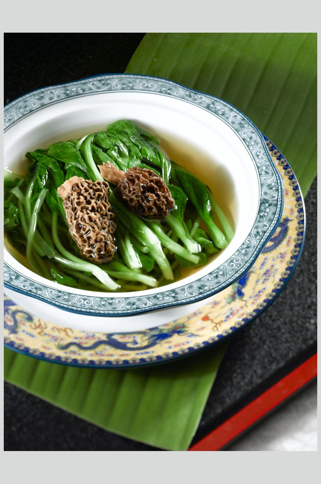 羊肚菌浸菜苗图片素材