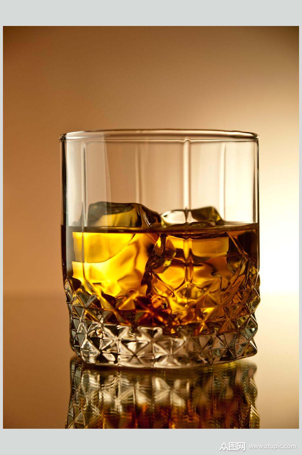 招牌冰镇时尚威士忌摄影图片