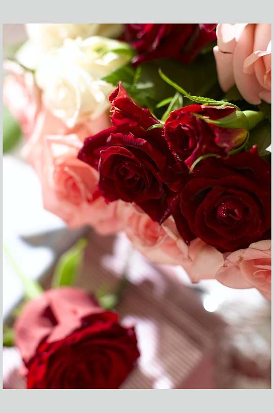 浪漫玫瑰红宴席烛台摄影图片