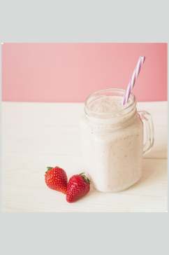 招牌草莓奶昔果汁夏日清凉摄影图
