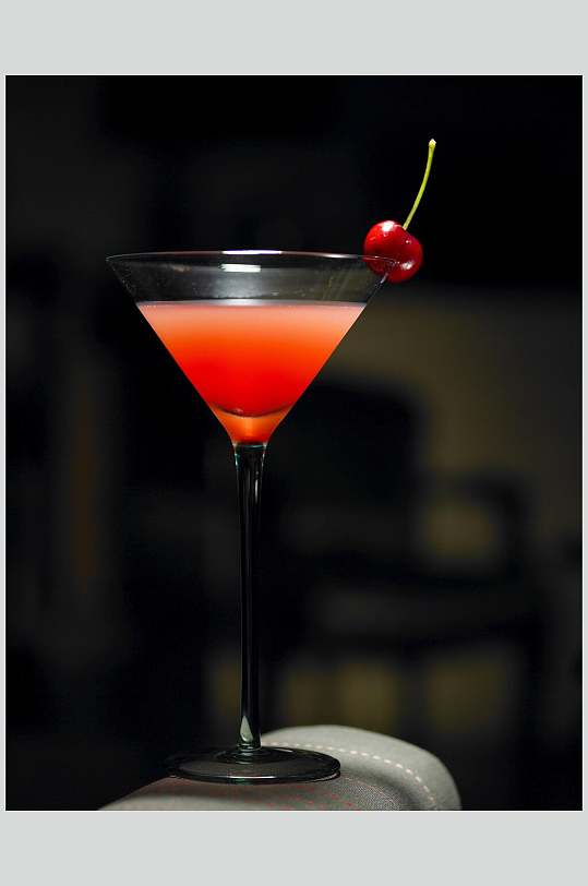 樱桃红酒鸡尾酒摄影图