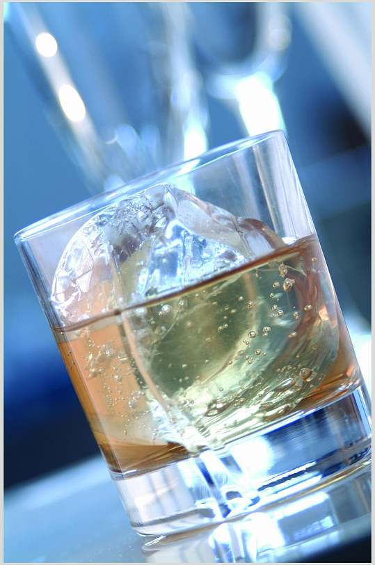 酒杯摄影图