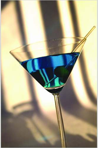 蓝色酒杯摄影图